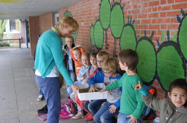 Unsere Zweitklässler als Bodenkundler